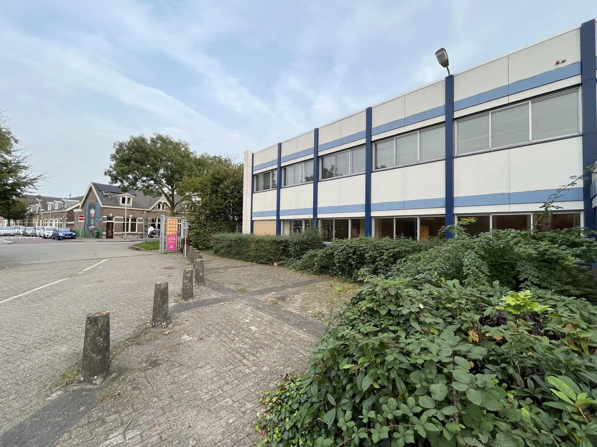 Twee verdiepingen tellend kantoorgebouw aan de 2e Daalsedijk in een rustige, stedelijke omgeving met omliggend groen en bestrating.